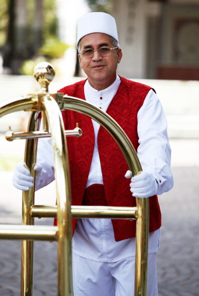Bagagiste-tenue-été-la-mamounia