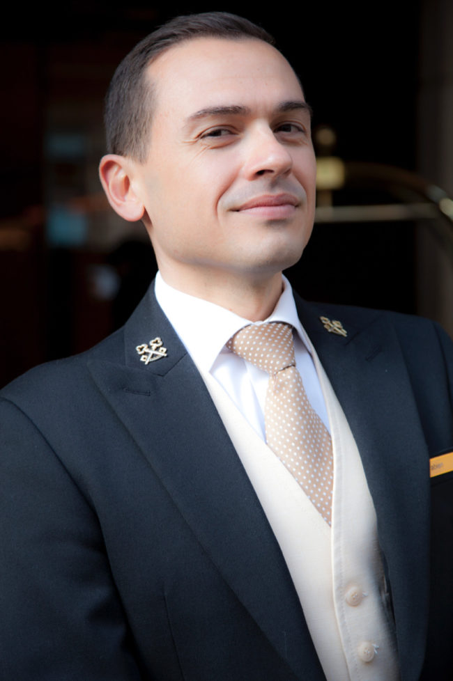 concierge-clef-or-Hyatt-Paris-Vendome