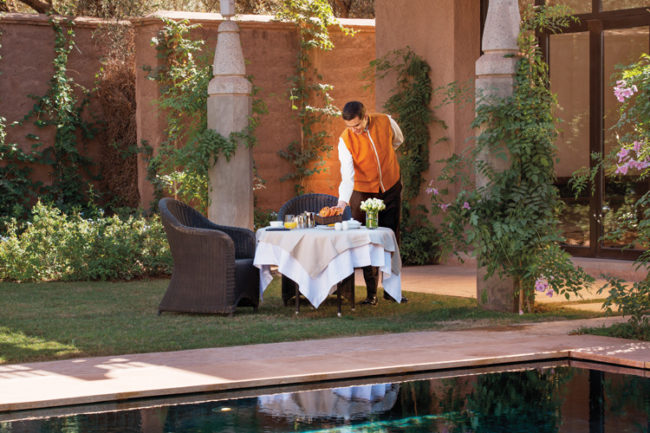 serveur-Royal-Palm-Marrakech-restaurant